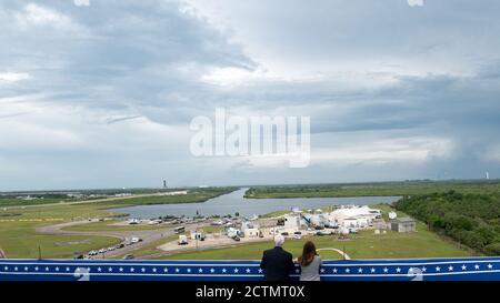 Vice Presidente Pence al Kennedy Space Center. Il Vice Presidente Mike Pence e la Sig.ra Karen Pence visualizzano la rampa di lancio per la SpaceX Crew Dragon SpaceX mercoledì 27 maggio 2020, al Launch Complex 34 a Cape Canaveral, Fla. Foto Stock