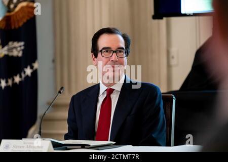 Il 29 aprile 2020, il presidente Donald J. Trump, affiancato dal segretario al Tesoro Steven Mnuchin, ha tenuto una tavola rotonda con i dirigenti del settore nella State Dining Room della Casa Bianca per discutere i piani per la riapertura dell'economia degli Stati Uniti durante la pandemia di COVID-19. Foto Stock