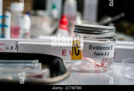 Campione di vetro colorato con sangue in un vaso di prova, immagine concettuale Foto Stock