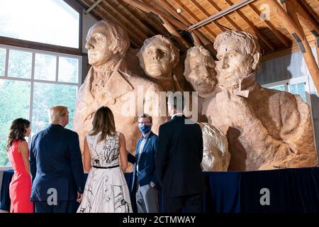 Celebrazione dei fuochi d'artificio del Monte Rushmore. Il presidente Donald J. Trump e la First Lady Melania Trump, insieme al governatore del South Dakota Kristi Noem e al marito Bryon Noem, partecipano a un tour dello Studio dello scultore venerdì 3 luglio 2020, presso il Mount Rushmore National Memorial di Keystone, S.D. Foto Stock