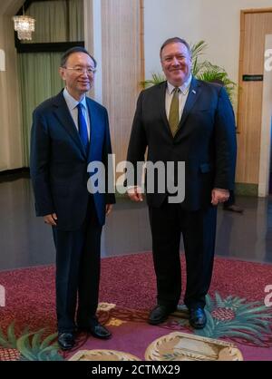 Il Segretario Pompeo ospita un incontro di lavoro con il membro del Politburo cinese Yang . Il Segretario di Stato degli Stati Uniti Michael R. Pompeo incontra il membro cinese del Politburo Yang Jiechi a Honolulu, HI, il 17 giugno 2020. Foto Stock