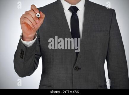 Uomo d'affari che scrive su uno schermo virtuale Foto Stock