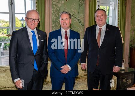 Il Segretario di Stato degli Stati Uniti Michael Pompeo incontra il leader del Partito Laburista Sir Keir Starmer e l'ambasciatore degli Stati Uniti nel Regno Unito Woody Johnson a Londra il 21 luglio 2020. L'incontro si è concentrato sulle relazioni USA-Regno Unito e sulle questioni globali. Foto Stock