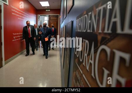 Hugh Hewitt offre al Segretario Pompeo una visita guidata della Biblioteca Presidenziale Richard Nixon . Hugh Hewitt dà al Segretario di Stato Michael R. Pompeo una visita guidata accanto a Christopher Nixon Cox della Richard Nixon Presidential Library, a Yorba Linda, California, il 23 luglio 2020. Foto Stock