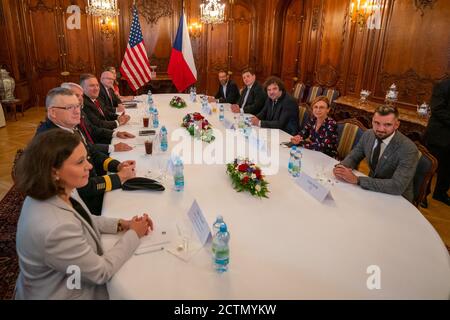 Il Segretario di Stato degli Stati Uniti Michael Pompeo si impegna in una tavola rotonda con i leader tecnologici a Praga, Repubblica Ceca, il 12 agosto 2020, concentrandosi sull'innovazione tecnologica e la diplomazia digitale. Foto Stock