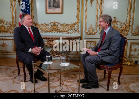 Il 12 agosto 2020, il Segretario di Stato degli Stati Uniti Michael Pompeo è stato intervistato da radio Free Europe/radio Liberty (RFE/RL) a Praga, Repubblica Ceca, discutendo la politica estera degli Stati Uniti e le relazioni internazionali. Foto Stock