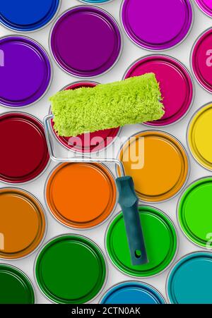 Rullo di vernice su barattoli di vernice Foto Stock