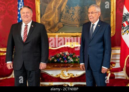 Incontro del Segretario Pompeo con il Presidente austriaco Van der Bellen​ presso il Palazzo Imperiale di Hofburg . Il Segretario di Stato Michael R. Pompeo incontra il Presidente austriaco Alexander Van der Bellen, presso il Palazzo Imperiale di Hofburg a Vienna, in Austria, il 14 agosto 2020. Foto Stock