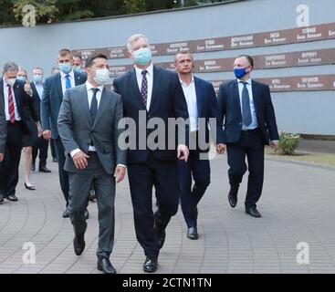 Il presidente ucraino Volodymyr Zelenskyy ospita il vice segretario di Stato degli Stati Uniti Stephen E. Biegun a Kryvyi Rih, Ucraina, il 26 agosto 2020, per discussioni sulle relazioni bilaterali e sulla sicurezza regionale. Foto Stock