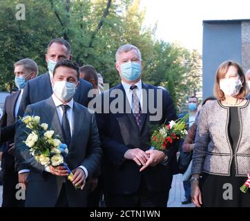 Il 26 agosto 2020, il presidente ucraino Volodymyr Zelenskyy e il vice segretario di Stato Stephen Biegun hanno onorato i soldati caduti e le vittime della tragedia di Ilovaisk con una cerimonia di deposizione di corona a Kryvyi Rih, in Ucraina, la città natale del presidente. Foto Stock