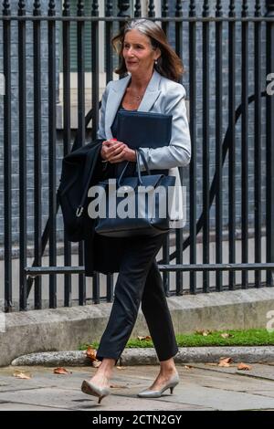 Londra, Regno Unito. 24 Settembre 2020. Dame Carolyn Julie Fairbairn, Direttore Generale della CBI arriva a incontrare Rishi Sunak prima di partire per fare la sua dichiarazione Winter Economy Plan sul finanziamento della fase successiva del Coronavirus Restrictions.Rishi Sunnak si dirige a fare la sua dichiarazione sul finanziamento della fase successiva delle restrizioni Coronavirus. Credit: Guy Bell/Alamy Live News Foto Stock