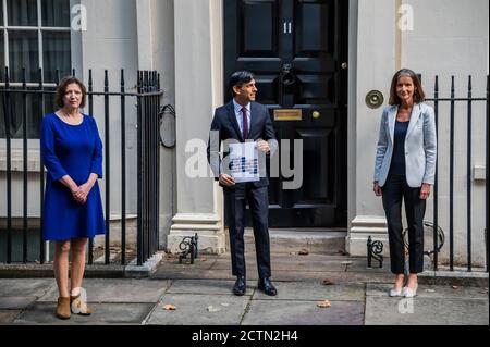 Londra, Regno Unito. 24 Settembre 2020. Frances o'Grady, Segretario Generale della TUC e Dame Carolyn Julie Fairbairn, Direttore Generale della CBI incontrano Rishi Sunak prima di dirigersi al Parlamento per fare la sua dichiarazione sul piano di Economia invernale, sul finanziamento della prossima fase delle restrizioni di Coronavirus. Credit: Guy Bell/Alamy Live News Foto Stock