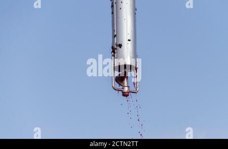 Il campionatore automatico per camion estrae l'uva dalla vendemmia a. analizzare il loro livello di glucosio e l'acidità per conoscere l'alcolizzato grado Foto Stock