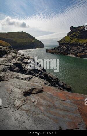 Scogliere rocciose all'ingresso del Bosbastle Harbour, Cornovaglia, Inghilterra, agosto. Foto Stock