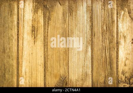 Spiaggia di sabbia su sfondo di legno planato - layout con spazio libero per il testo. Closeup modello naturale Foto Stock