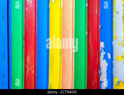 Superficie di legno vecchio dipinto tavola colorata come sfondo Foto Stock