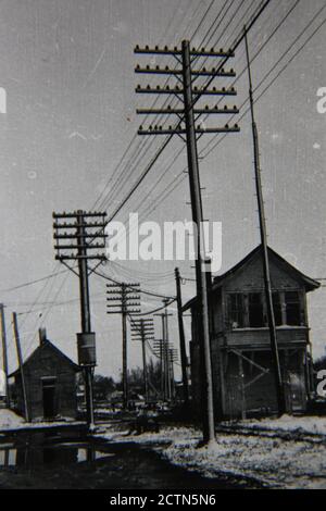 Fine 1970 vintage fotografia in bianco e nero della fine della stazione ferroviaria della linea per le piste ferroviarie. Foto Stock