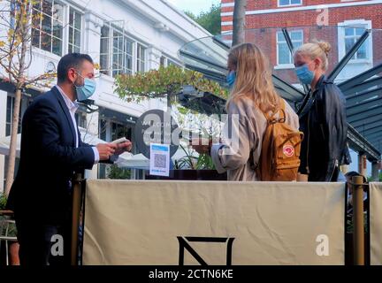 Londra, Regno Unito. 24 settembre 2020. I clienti hanno temperature prese come nuovo covid 19 leggi entrare per il settore alberghiero. Credit: Brian Minkoff/Alamy Live News Foto Stock