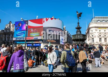 Londra, UK, 1 aprile 2012 : Eros il dio greco della statua d'amore in Piccadilly Circus pieno di turisti che è una destinazione turistica popolare attrr Foto Stock