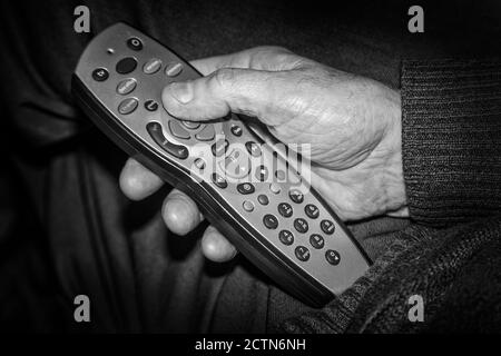 Londra, UK, 26 dicembre 2017 : Sky TV telecontrollo dispositivo monocromo bianco e nero foto stock Foto Stock