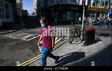 Brighton UK 24 settembre 2020 - acquirenti a Brighton alcuni indossare maschere di faccia come il nuovo governo COVID restrizioni sono portati in tutta l'Inghilterra oggi con pub e ristoranti che devono chiudere alle 22:00 stasera: Credit Simon Dack / Alamy Live News Foto Stock