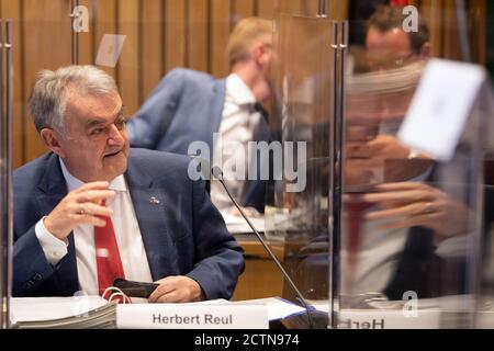 Duesseldorf, Germania. 24 Settembre 2020. Herbert Reul (CDU), ministro degli interni della Renania Settentrionale-Vestfalia, attende l'inizio della riunione del Comitato degli interni del parlamento di Stato. La commissione per gli interni si occupa del caso dei cinque gruppi di chat con contenuto estremista di destra, in cui sono stati coinvolti anche agenti di polizia della Renania settentrionale-Vestfalia. Credit: Federico Gambarini/dpa/Alamy Live News Foto Stock