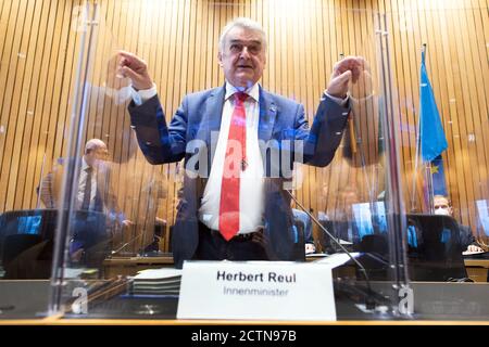 Duesseldorf, Germania. 24 Settembre 2020. Herbert Reul (CDU), ministro degli interni della Renania Settentrionale-Vestfalia, ha messo le mani sulle pareti in plexiglas installate a causa dei regolamenti Corona e attende l'inizio della riunione del Comitato degli interni del parlamento di Stato. La commissione per gli interni si occupa del caso dei cinque gruppi di chat con contenuto estremista di destra, in cui sono stati coinvolti anche agenti di polizia della Renania settentrionale-Vestfalia. Credit: Federico Gambarini/dpa/Alamy Live News Foto Stock