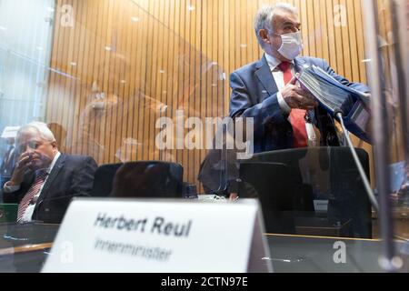 Duesseldorf, Germania. 24 Settembre 2020. Herbert Reul (CDU, r), ministro degli interni della Renania settentrionale-Vestfalia, attende l'inizio della riunione del Comitato degli interni del parlamento di Stato. La commissione per gli interni si occupa del caso dei cinque gruppi di chat con contenuto estremista di destra, in cui sono stati coinvolti anche agenti di polizia della Renania settentrionale-Vestfalia. Credit: Federico Gambarini/dpa/Alamy Live News Foto Stock