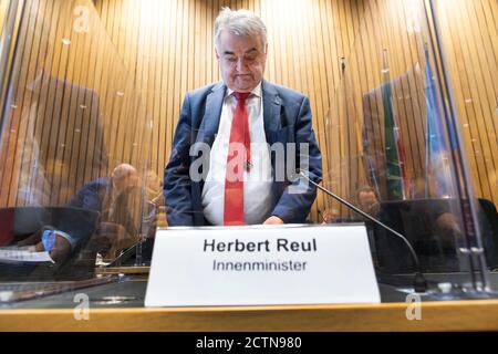 Duesseldorf, Germania. 24 Settembre 2020. Herbert Reul (CDU), ministro degli interni della Renania Settentrionale-Vestfalia, attende l'inizio della riunione del Comitato degli interni del parlamento di Stato. La commissione per gli interni si occupa del caso dei cinque gruppi di chat con contenuto estremista di destra, in cui sono stati coinvolti anche agenti di polizia della Renania settentrionale-Vestfalia. Credit: Federico Gambarini/dpa/Alamy Live News Foto Stock