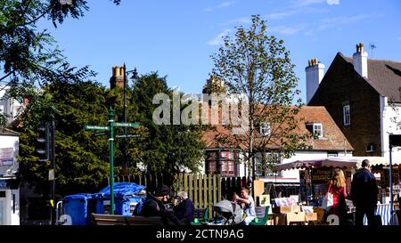 Persone a piedi attraverso Epsom High Street durante COVID-19 Pandemic ON Una giornata estiva brillante Foto Stock