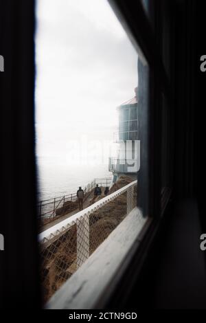 Vista pittoresca del faro di scoscia situato sulla riva sullo sfondo di mare calmo Foto Stock