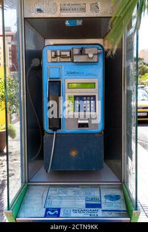 Cabina telefonica con telefono a moneta e carta sul Isole Canarie la Gomera Foto Stock