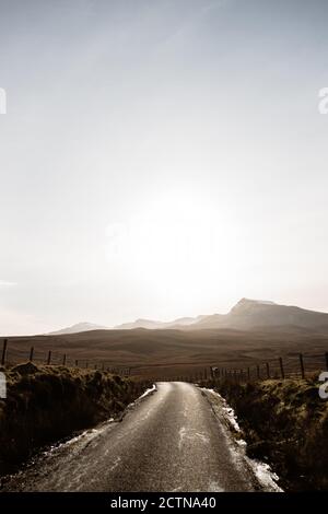 Strada e vista incredibile della cima rocciosa della montagna in autunno Nelle Highlands scozzesi Foto Stock