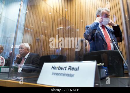 Duesseldorf, Germania. 24 Settembre 2020. Herbert Reul (CDU, r), ministro degli interni della Renania Settentrionale-Vestfalia, attende l'inizio della riunione del Comitato degli interni del parlamento della Renania Settentrionale-Vestfalia. La commissione per gli interni si occupa del caso dei cinque gruppi di chat con contenuto estremista di destra, in cui sono stati coinvolti anche agenti di polizia della Renania settentrionale-Vestfalia. Credit: Federico Gambarini/dpa/Alamy Live News Foto Stock