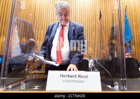 Duesseldorf, Germania. 24 Settembre 2020. Herbert Reul (CDU), ministro degli interni della Renania Settentrionale-Vestfalia, attende l'inizio della riunione del Comitato degli interni del parlamento di Stato. La commissione per gli interni si occupa del caso dei cinque gruppi di chat con contenuto estremista di destra, in cui sono stati coinvolti anche agenti di polizia della Renania settentrionale-Vestfalia. Credit: Federico Gambarini/dpa/Alamy Live News Foto Stock