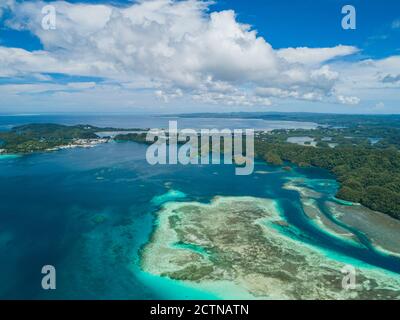 Alte vedute aeree delle isole tropicali e delle barriere coralline Palau Foto Stock