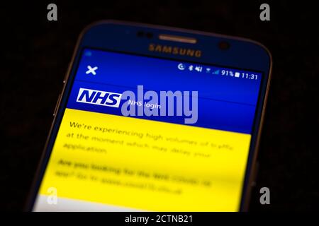 L'app NHS Track and Trace sullo schermo di Un telefono cellulare Android con un messaggio di volume elevato di traffico può ritardare l'applicazione Foto Stock
