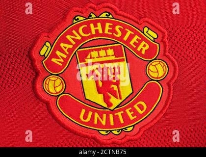 Distintivo Manchester United su una camicia da calcio, primo piano