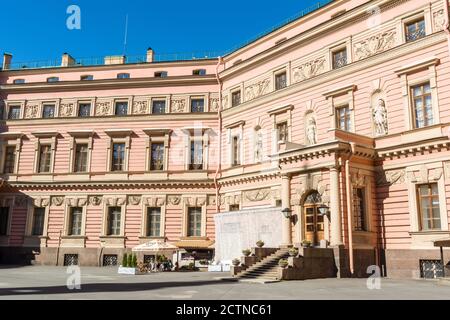 San Pietroburgo, Russia – 15 giugno 2017. Cortile del Castello di San Michele (Castello di Mikhailovsky) a San Petersurg. Foto Stock