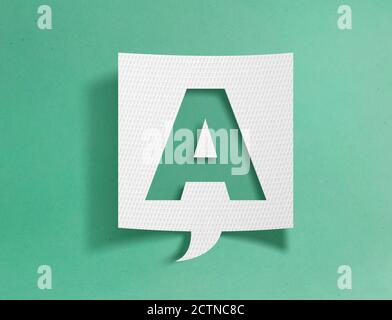 Bolla vocale con lettera su sfondo verde Foto Stock
