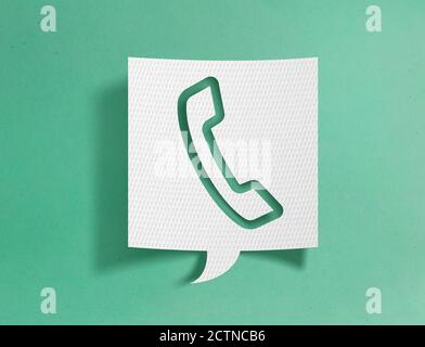 Bolla vocale con il simbolo del ricevitore telefonico su sfondo verde Foto Stock