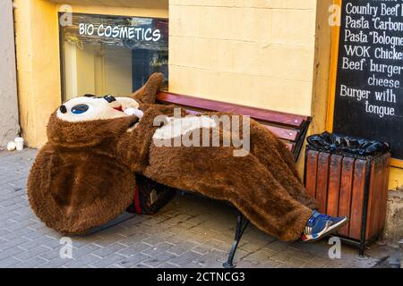 San Pietroburgo, Russia – 15 giugno 2017. Un Busker indossa un costume Cheburashka che prende un pisolino fuori da un ristorante a San Pietroburgo. Foto Stock