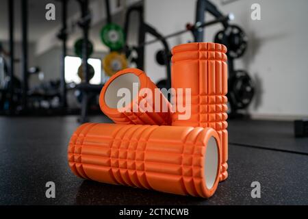 tre rulli sulla plancia davanti all'attrezzatura da palestra Foto Stock