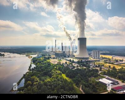 Grande centrale elettrica con vapore proveniente dalla torre di raffreddamento. Drone, vista aerea Foto Stock