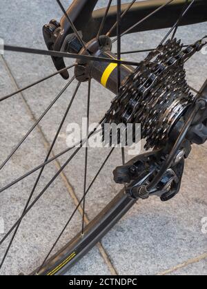 Vista ravvicinata su un wheal di una bicicletta da corsa con cogget cassete installato Foto Stock