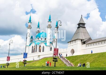 Kazan, Russia – 24 giugno 2017. Vista delle mura del cremlino di Kazan, della Torre della Trasfigurazione e della Moschea di Kul Sharif a Kazan, con la gente in estate. Foto Stock