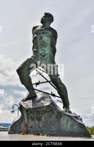 Kazan, Russia – 24 giugno 2017. Musa Dzhalil Monumento a Kazan. La figura bronzea di un uomo che strarza filo spinato si trova all'ingresso del cremlino e della wa Foto Stock