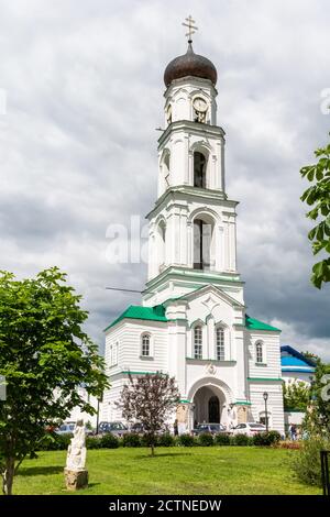 Raifa, Tatarstan, Russia – 25 giugno 2017. Campanile del Monastero di Raifa della Madre di Dio. Il monastero fu fondato nel 1613 Foto Stock