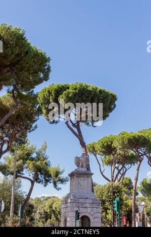 ROMA, ITALIA - 2014 AGOSTO 17. Scultura dell'aquila nella via di Roma. Foto Stock