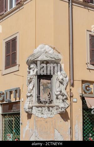 ROMA, ITALIA - 2014 AGOSTO 17. Angolo casa nella via di Roma. Foto Stock